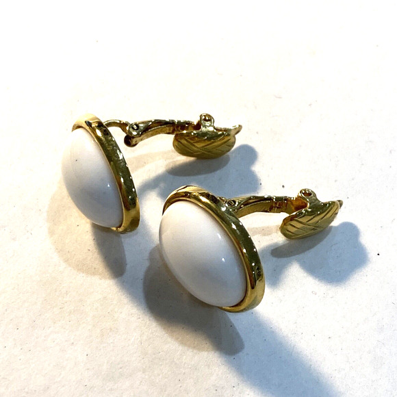 Vintage clip on earrings goldtone white enamel ovals retro conservative classics - Picture 5 of 5